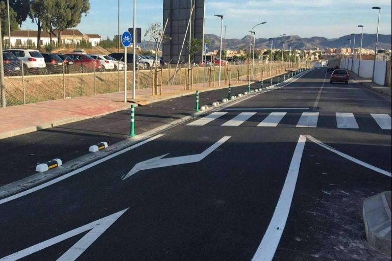 Abadecom, suministro de separador de carril bici fotoluminiscente para obra en Cartagena