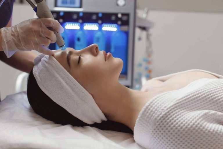 Clínica Sánchez Peral lleva a cabo una limpieza facial profunda médica con Hydrafacial