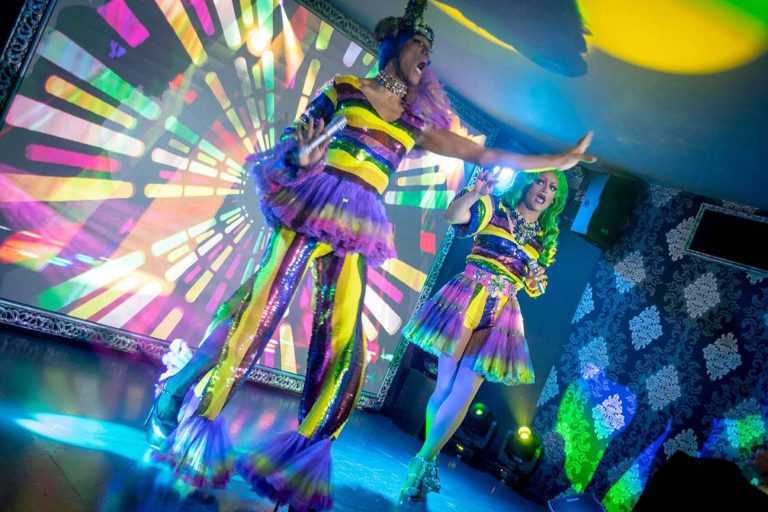 Cómo es una cena espectáculo con música en directo en ZAK Rendez Vous