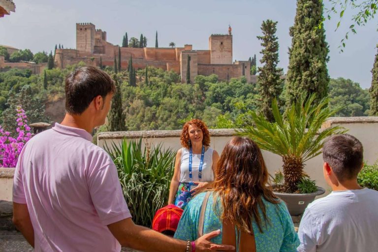 Visitas guiadas a la Alhambra, a través de una experiencia turística innovadora con Arantxa Serrano