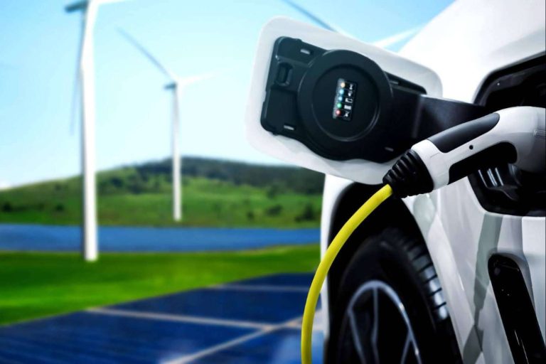 Vatios Verdes informa de que todos los aparcamientos de Francia tendrán que instalar placas solares