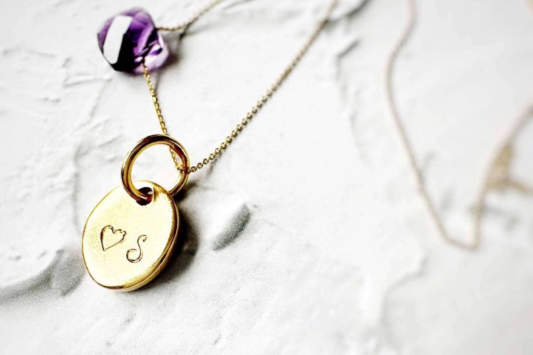 La marca Dejando Huella y sus joyas especiales y originales ideales para regalar o autoregalarse