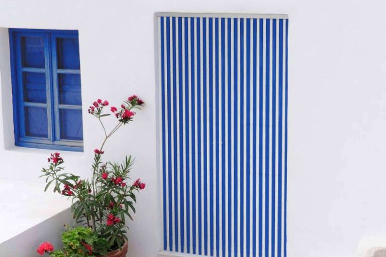 La solución decorativa y económica que ofrece Mosquiteras Baratas para impedir la entrada de insectos, las cortinas antimoscas