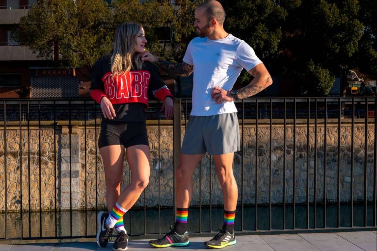 Los calcetines con la bandera LGTBI de Perro Loco