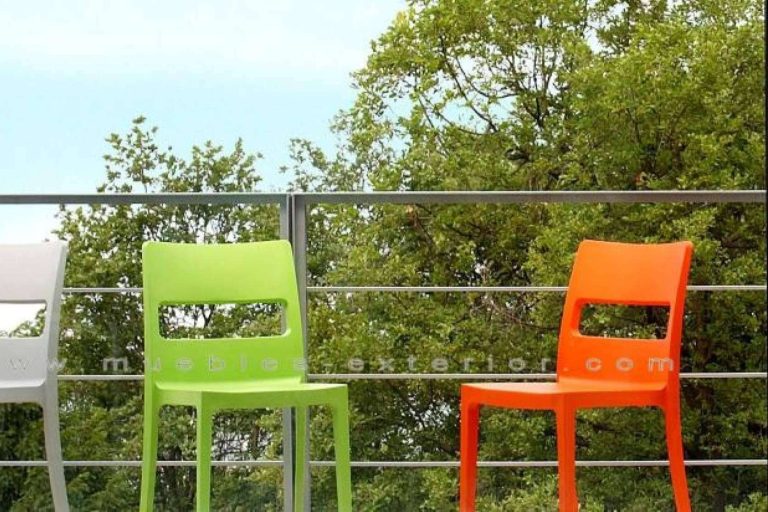 Las sillas de resina son una solución económica y estética que ofrece Muebles-Hostelería