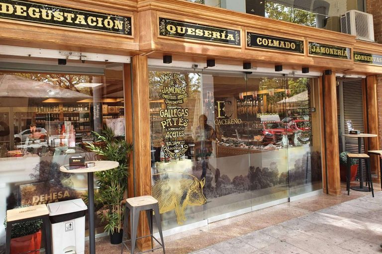 El Cacereño sorprende con la apertura de su primera jamonería, quesería y colmado con degustación