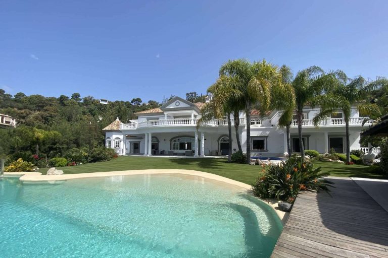 Zeuthen & Company muestra en su catálogo villas de lujo en uno de los complejos inmobiliarios más lujosos de Europa, La Zagaleta, Marbella