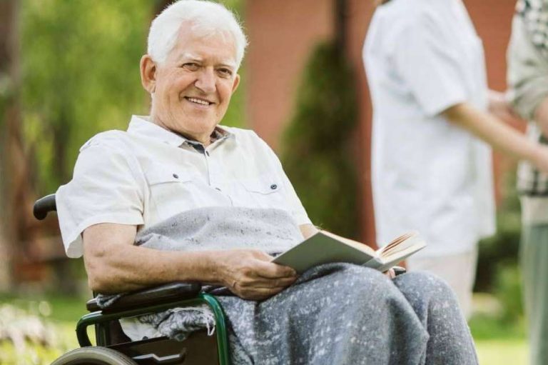 Recomendaciones sobre cómo cuidar a una persona mayor dependiente, por Amavir