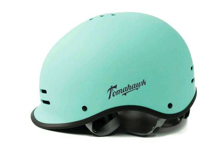 Recomendaciones de protección y seguridad para llevar un skate eléctrico, con Tomahawk