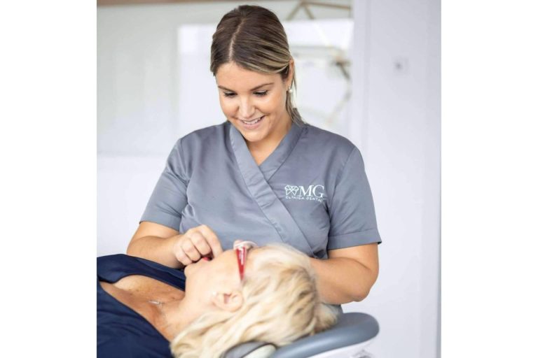 El tratamiento de prótesis de carga inmediata que ofrece la Clínica MG Dental & Estética Facial