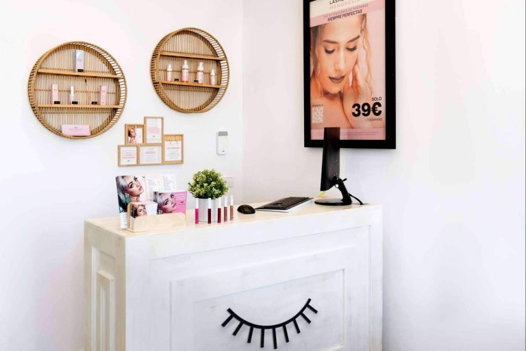 La aplicación de extensiones de pestañas es el servicio que ha convertido a Lashes & Go en una de las principales franquicias del país