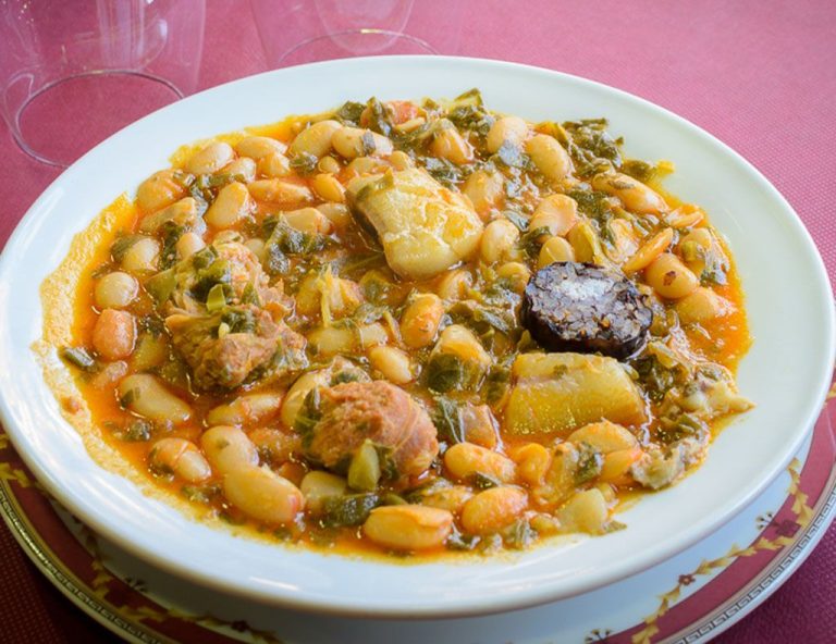 Cocido montañés: el guiso tradicional que le da mil vueltas a la fabada
