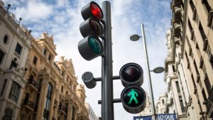 Dar las gracias al cruzar la calle no es solo educación: tu personalidad lo delata, según la psicología
