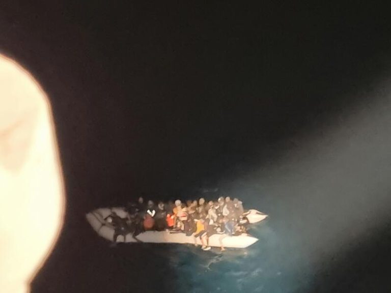 Rescatan a 50 migrantes a unas 40 millas al sur de Gran Tarajal, en Fuerteventura