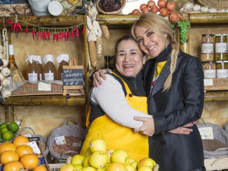 Cayetana Guillén Cuervo celebra el Día del Frutero recorriendo las fruterías de España