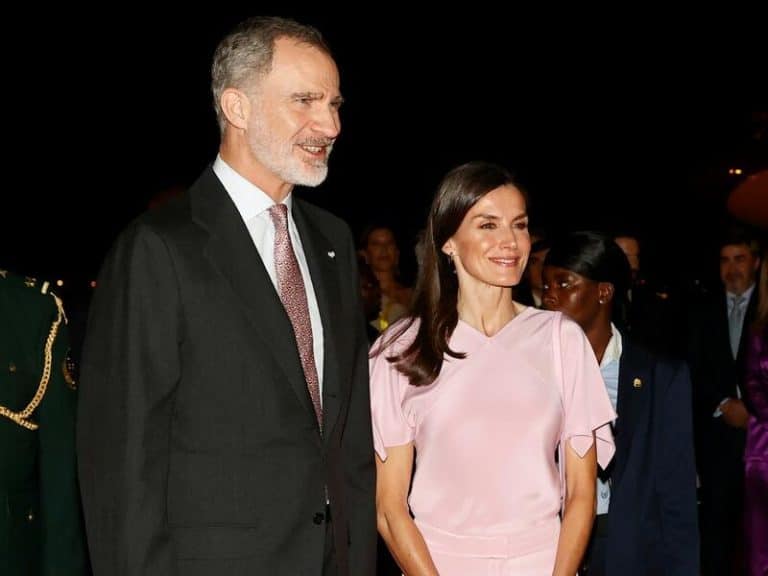 La reina Letizia deslumbra a su llegada a Angola con un total look rosa de ensueño