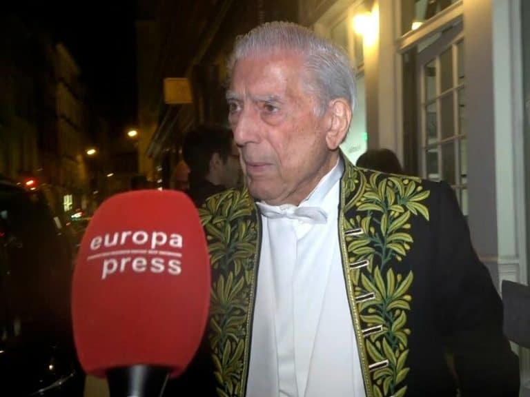 Mario Vargas Llosa guarda silencio sobre la importancia de Isabel Preysler y Tamara Falcó en la elección de su espada