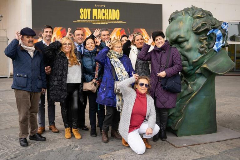 Los Goya visibilizan la importancia de los implantes cocleares con un dispositivo en una de las estatuas