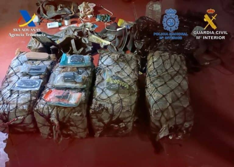 Detenido un polizón que transportaba más de 100 kilos de cocaína junto al ancla de un buque mercante