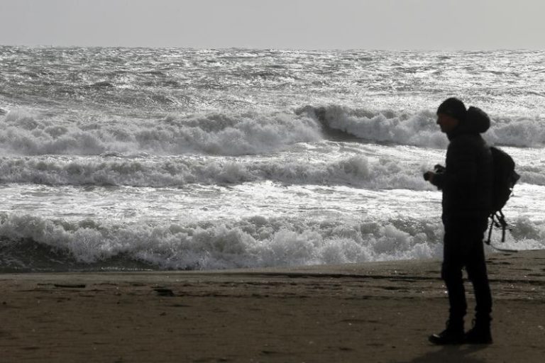 Olas, frío y viento activan los avisos en 5 provincias, Ceuta y Melilla