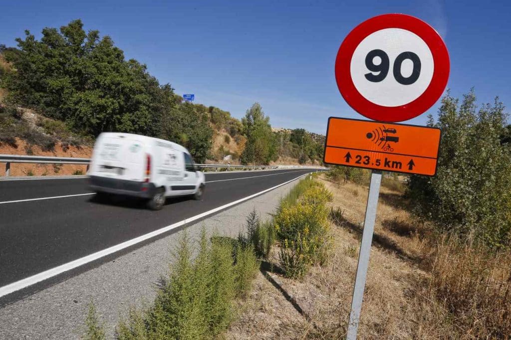 5c234fb60ce69422388b463d la dgt anuncia sus novedades en 2019 menos velocidad mas radares y multas al movil