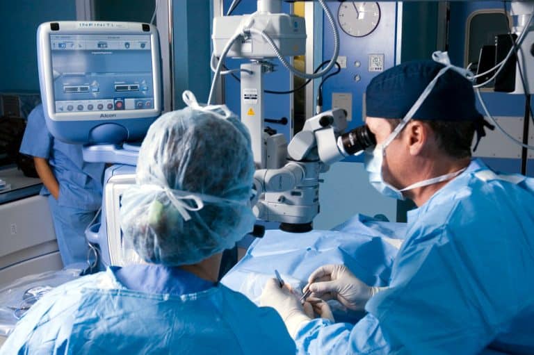 Cerca de 500 médicos piden la baja de la colegiación en España para ir al exterior