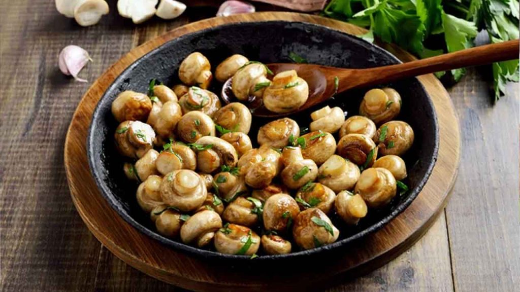 El ingrediente barato y delicioso para unos muslitos de pollo de impresión 26 Agrega los champiñones y las hierbas a tu gusto