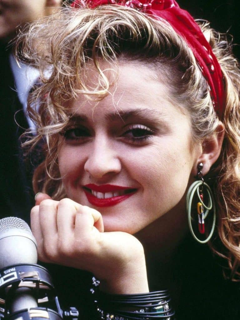 Calcetines blancos y zapatos negros