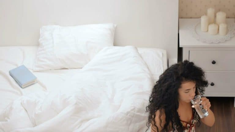 5 beneficios de beber agua al despertar.