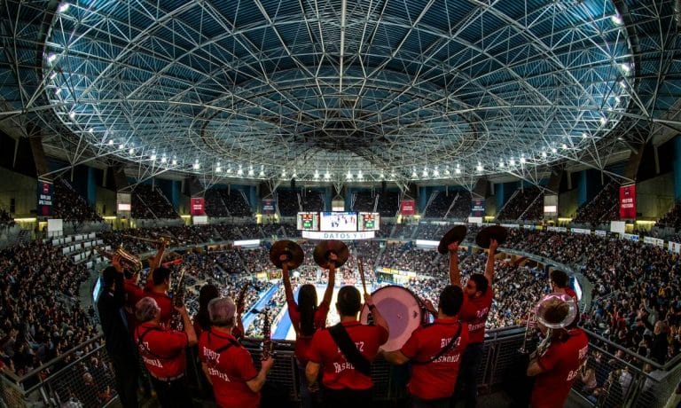 Instituciones, empresas y afición se unen a Cazoo Baskonia para dar alas al equipo en el debut de la Copa del Rey