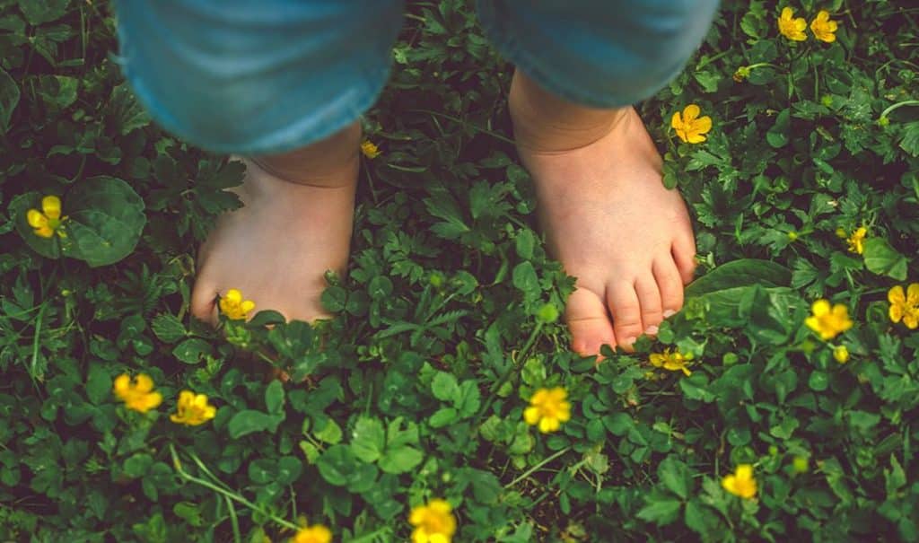 Beneficio # 9. En el caso de los bebes, caminar descalzos les ayuda con el desarrollo cognitivo