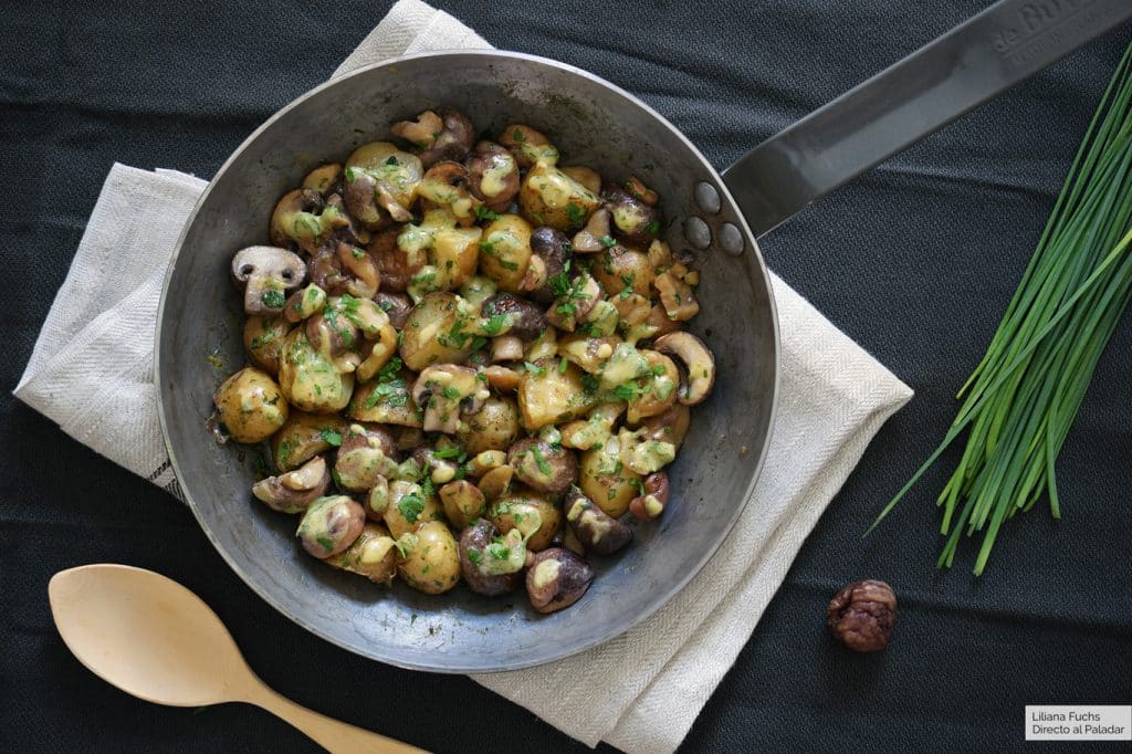 Calienta una sartén y añade las setas