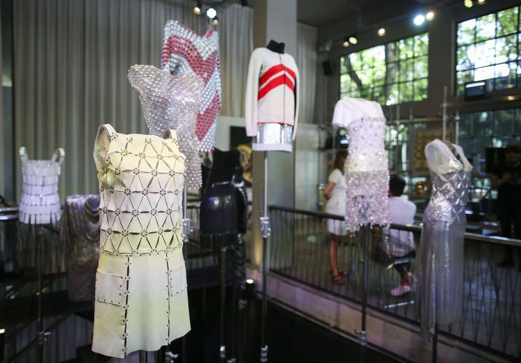 Confecciona accesorios para firmas de alta costura