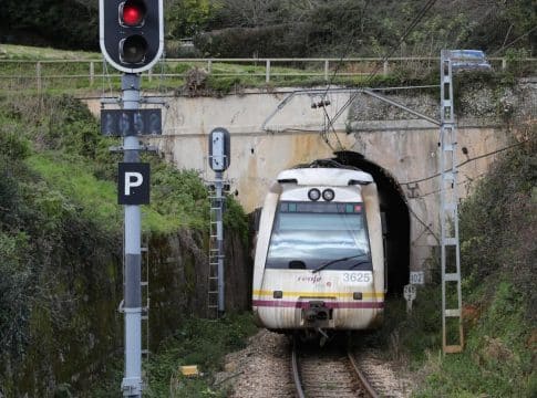 El descontrol de Adif y Renfe: trenes que no caben en los túneles