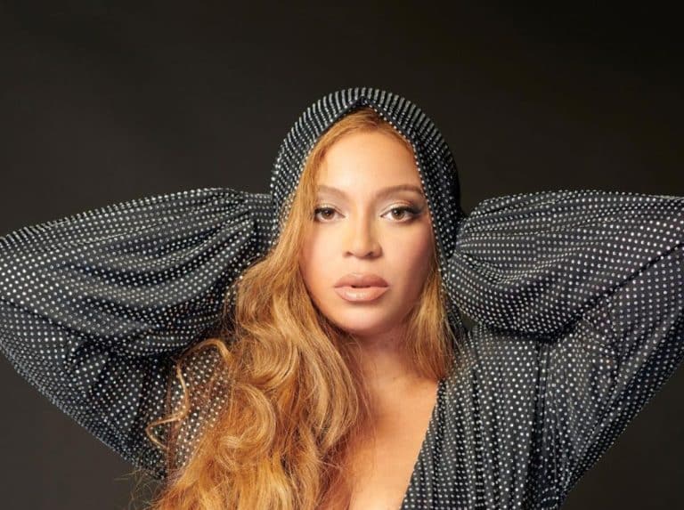 Un editor acusa a Beyoncé de Photoshop excesivo en sus fotos y señala la pista que la delata