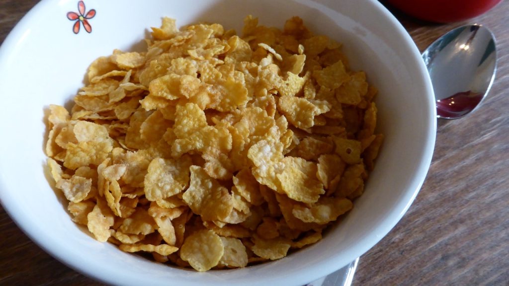 Cómo hacer unas alitas de pollo crujientes que no engorden un gramo 113 En un bol mezcla especias con el Corn Flakes