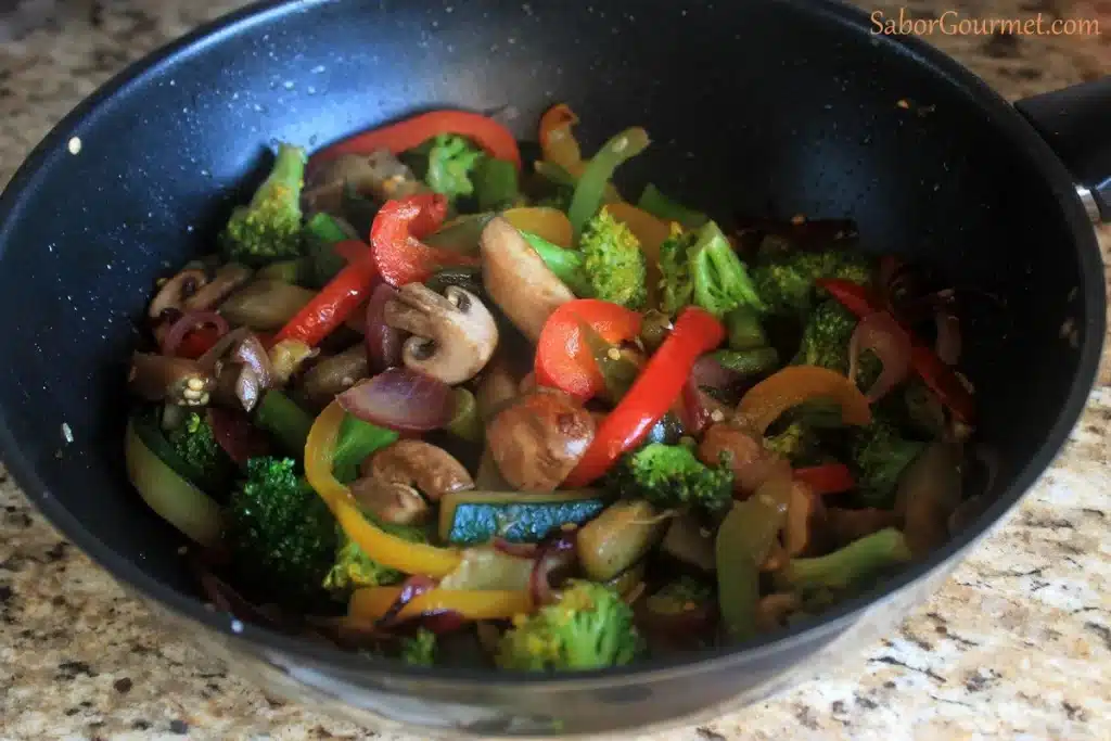 La receta de garbanzos más deliciosa para combatir los últimos días de frío 123 En una cazuela agrega las verduras y colócalas a sofreír