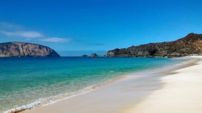 La isla de La Graciosa: playas Bandera Azul y Reserva de la Biosfera donde veranea Sara Carbonero