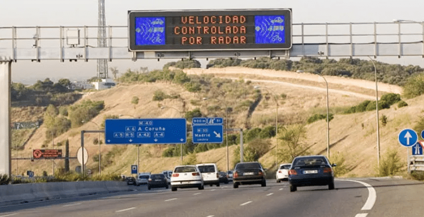 La multa por frenar frente a un radar en carretera