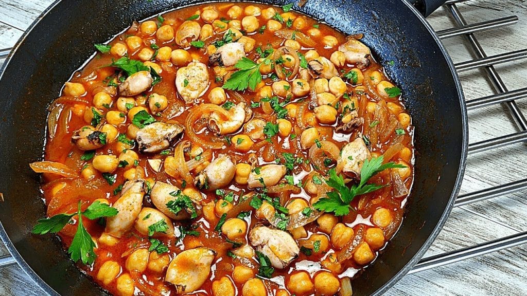 La preparación de estos garbanzos con calamares o chipirones