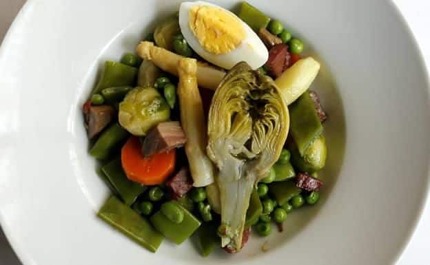 La preparación de la menestra de verduras al estilo del chef Martin Berasategui