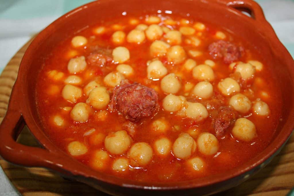La receta del potaje de garbanzos como lo hacía tu abuela 115 La tradición es distinta en cada familia al hacer el potaje de garbanzos