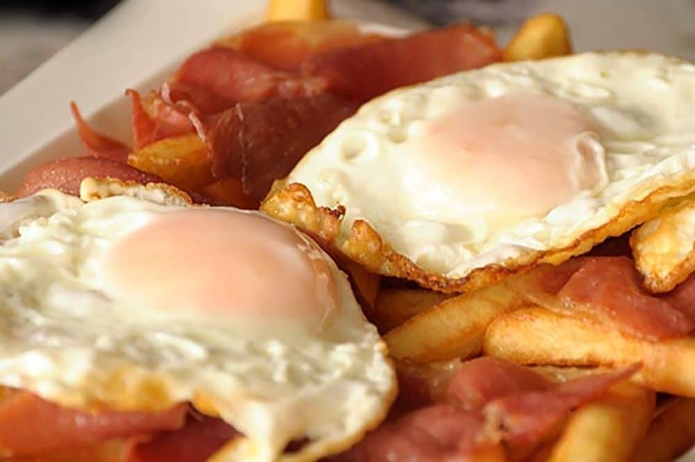 La receta para hacer en casa unos huevos rotos como los de Casa Lucio