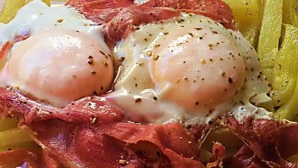 La receta para hacer en casa unos huevos rotos como los de Casa Lucio