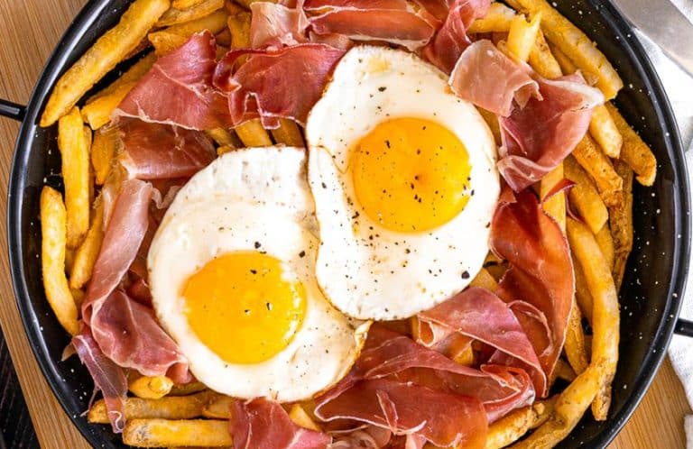 La receta para hacer en casa unos huevos rotos como los de Casa Lucio