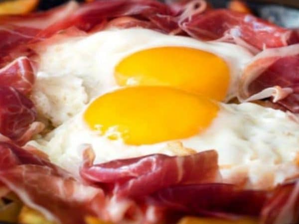 La receta para hacer en casa unos huevos rotos como los de Casa Lucio
