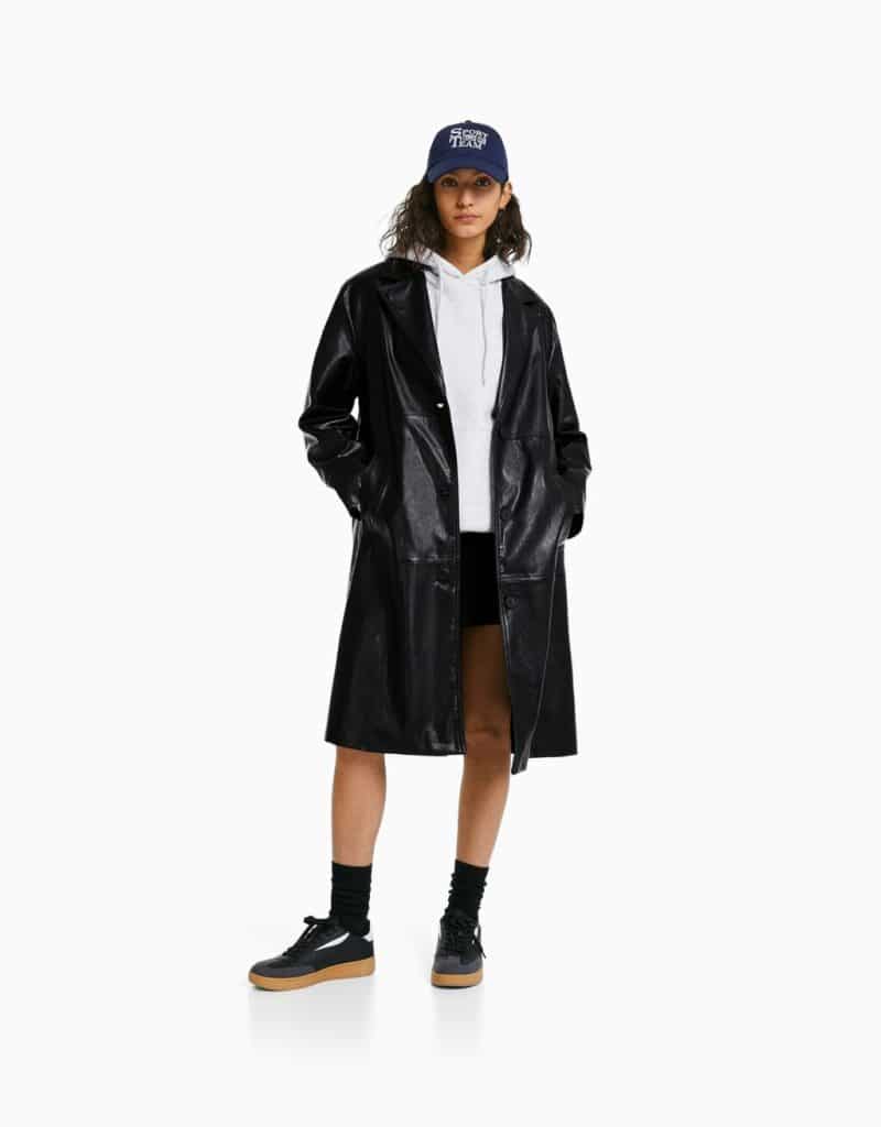 Abrigo largo efecto piel, exclusivo de Bershka
