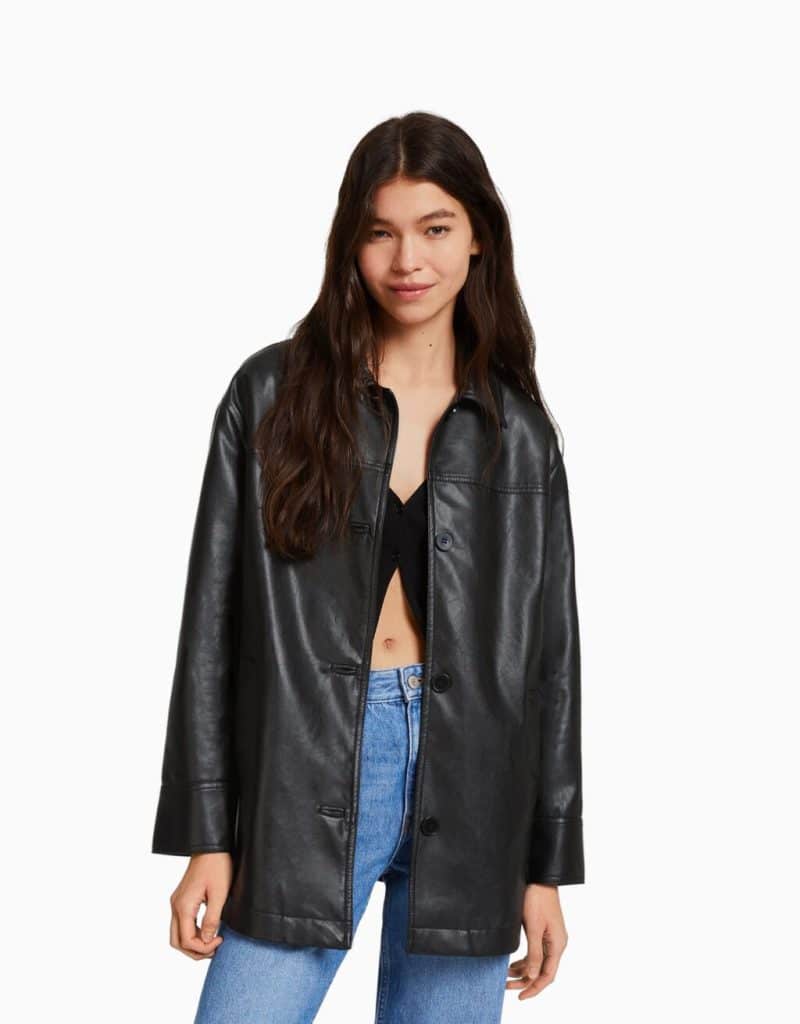 Abrigo corto efecto piel, ideal en Bershka