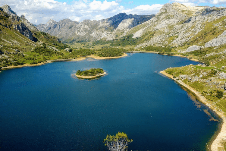 Los lagos más misteriosos de España con fantasmas incluidos