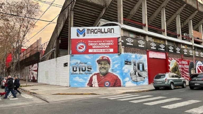 ¿Quiénes son los futbolistas legendarios de América Latina?